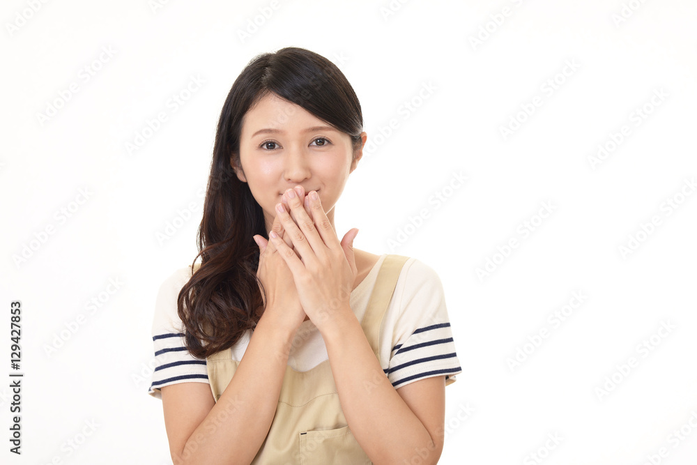 エプロンを着た笑顔の女性 エプロンを着た笑顔の女性