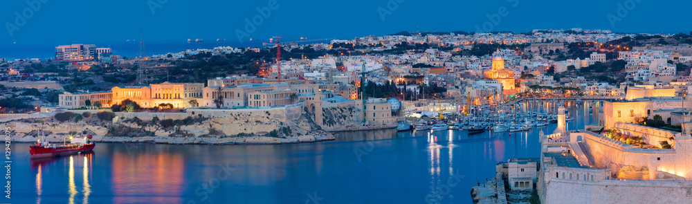 Malta Valetta Valetta Kalkara Grand Harbor Marina - forti rikażoli, bighi, rinella, salvatur - Panorama, xxl, großes format, weitwinkel, blaue stunde, mood, moody, am abend, abendlicht, abends, nachts
