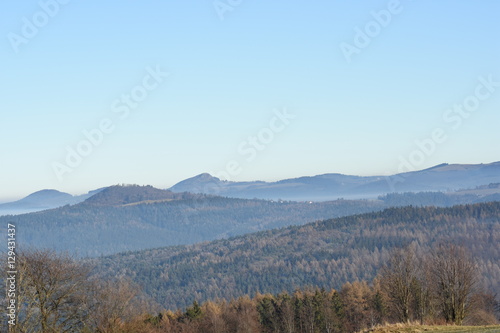 Aussicht über Wälder und Hügel