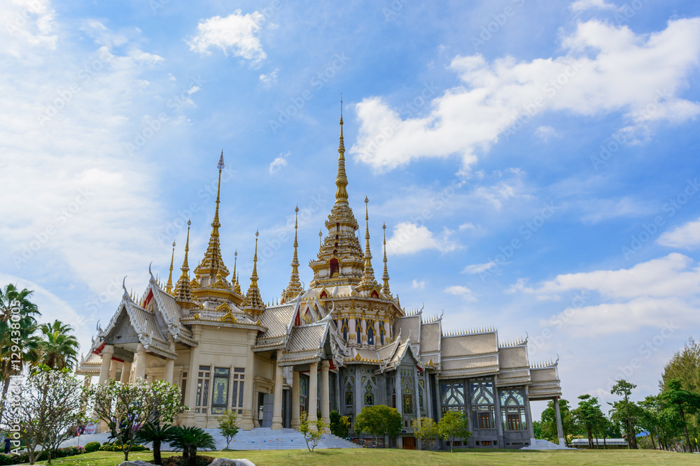 Naklejka premium Wat Luang Pho To, Nakhon Ratchasima thai temple blue sky