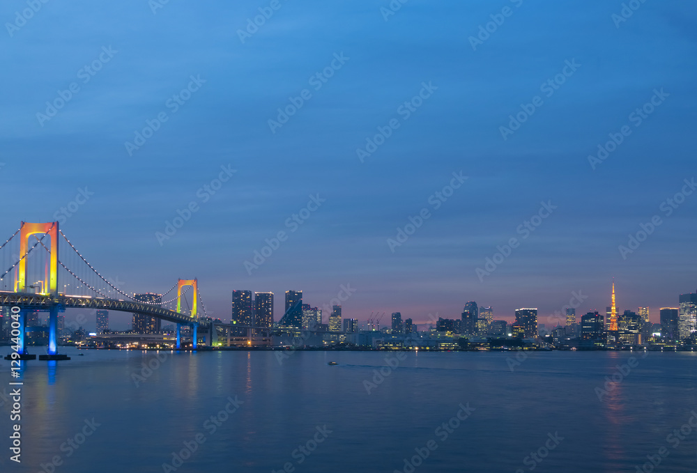 レインボーブリッジと東京タワー　夕暮れ　黄昏　夜景　虹色ライトアップ　コピースペース