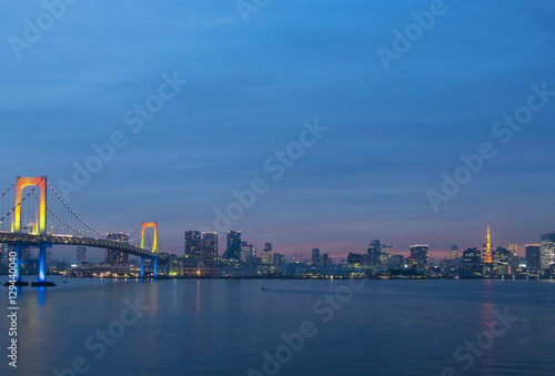 レインボーブリッジと東京タワー 夕暮れ 黄昏 夜景 虹色ライトアップ コピースペース