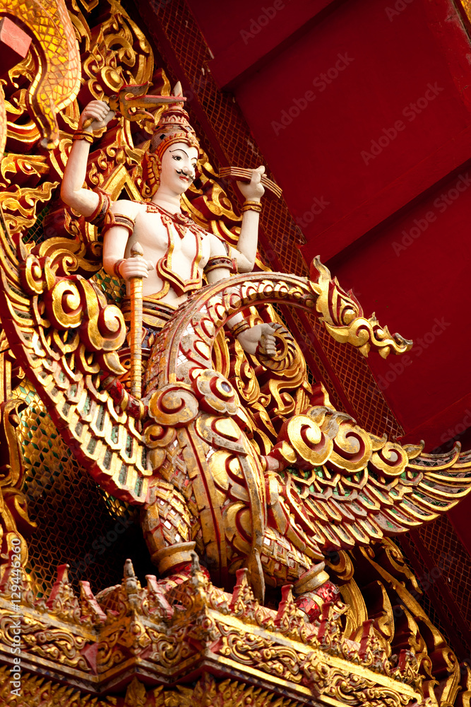 Fototapeta premium temple bouddhiste avec des statues et des dragons,