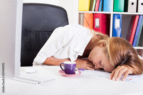 femme endormie au travail la tête posée sur son bureau 