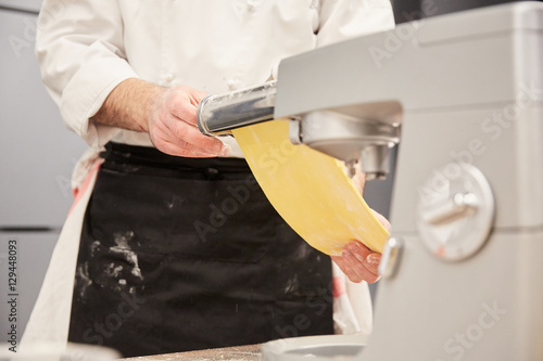 Wallpaper Mural chef prepara pasta fresca Torontodigital.ca