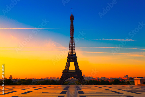 The Eiffel Tower at Sunrise, Paris, France © INTERPIXELS