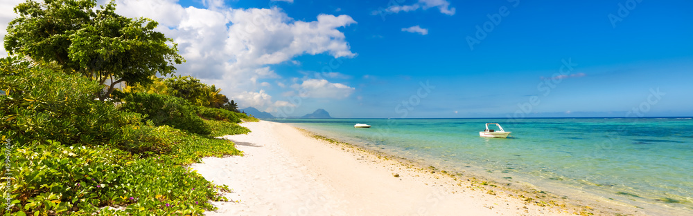 Sandy tropical beach. Panorama.