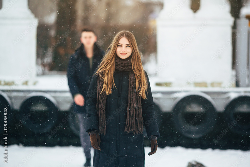 Obraz premium couple posing in a snowy park