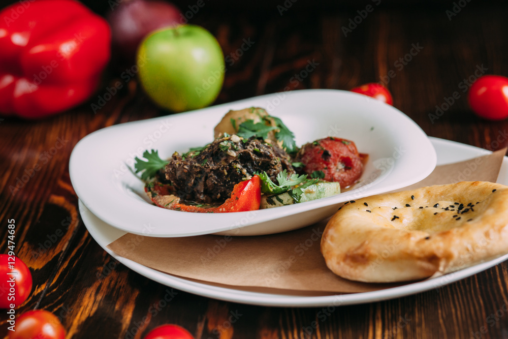 Блюдо еды на деревянном фоне (a meat dish on a wooden background) Блюдо еды на деревянном фоне (a meat dish on a wooden background)