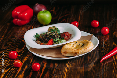 Блюдо еды на деревянном фоне (a meat dish on a wooden background)