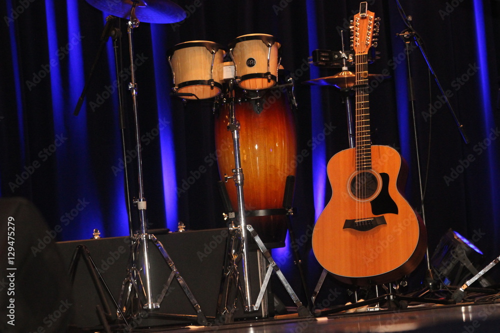 Fototapeta premium Gitarre und Percussions auf der Bühne