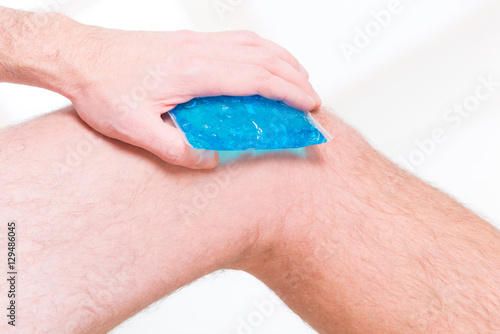 Schilderij op canvas Cold gel compress on the knee