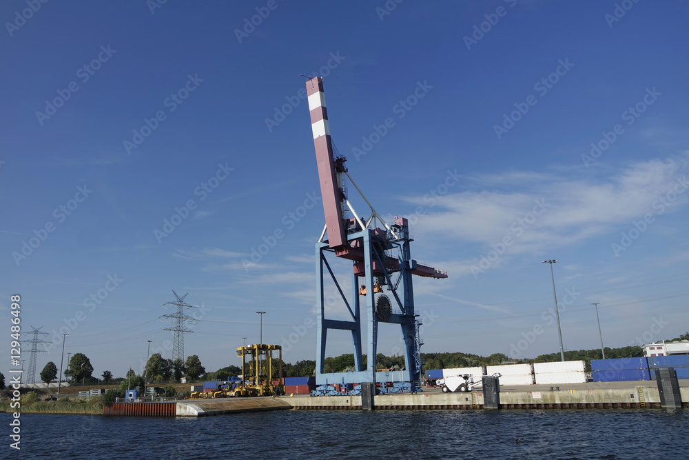 Obraz premium crane in harbor