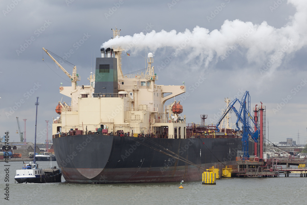 Frachtschiff im Hafen von Antwerpen, Belgien Frachtschiff im Hafen von Antwerpen, Belgien