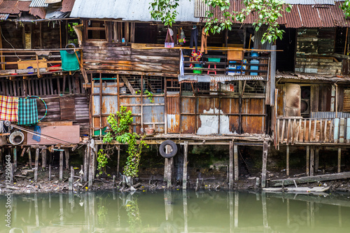Canvas Print Slum shacks in central bangkok