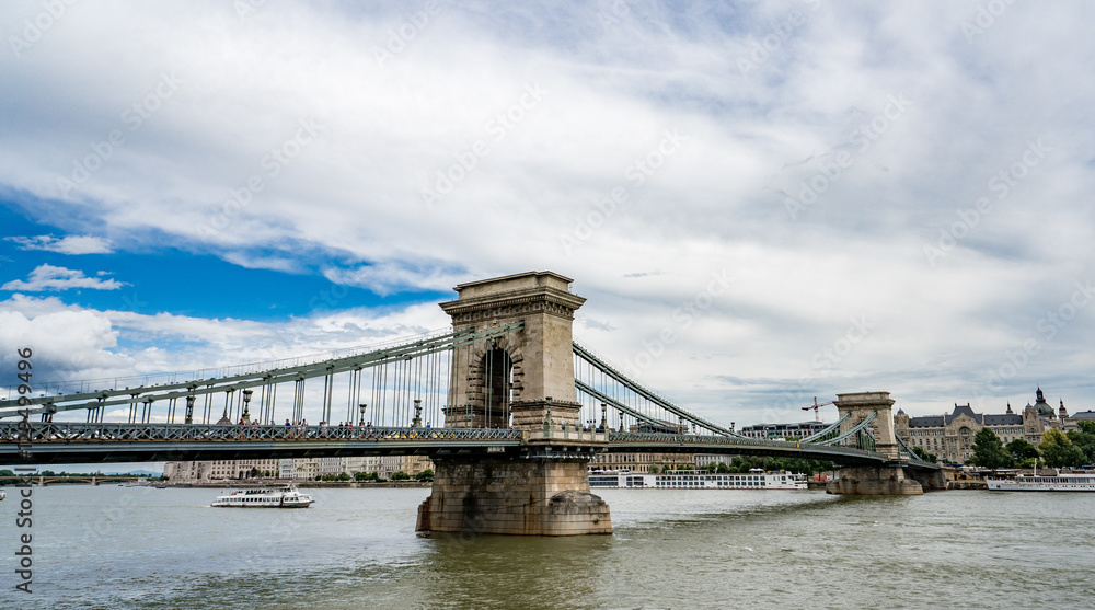 Obraz premium Chain Bridge in Budapest view from right side