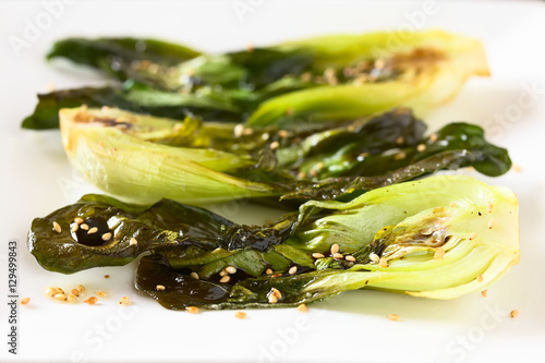 фотографія Gebackene Pak Choi Hälften mit Sojasauce und Sesam, fotografiert mit natürlichem