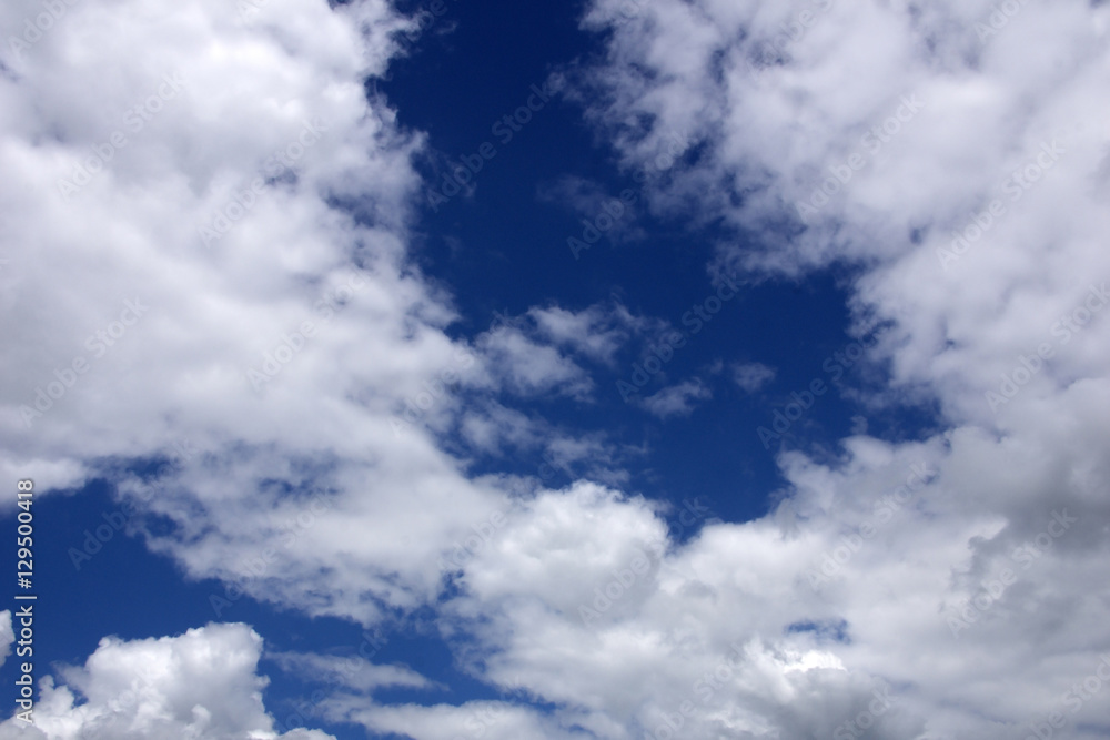 Obraz premium White clouds in a blue sky landscape