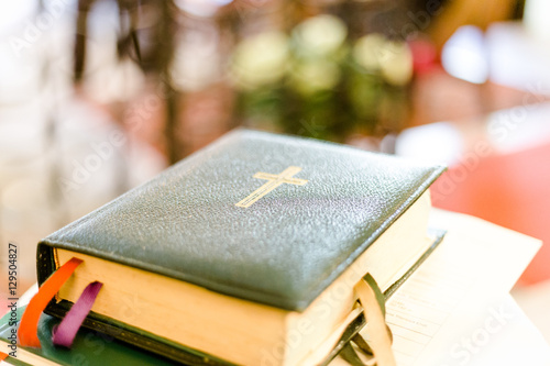 Bibel auf Pult in einer Kirche bei einer Hochzeit photo