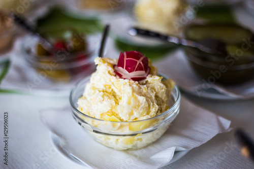 frischer Kartoffelkäse in Glasschale mit Garnierung in einem Restaurant photo