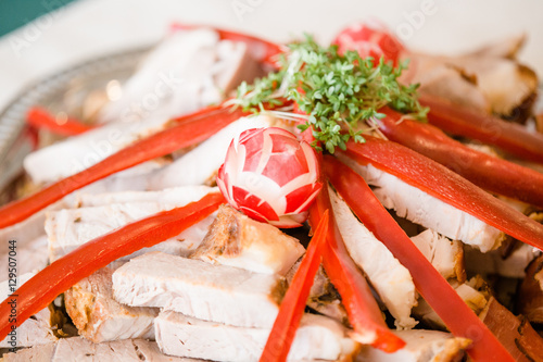 Buffet mit Fleisch und Garnierung bei Hochzeit photo