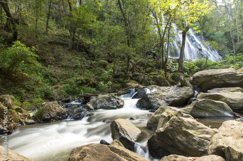 Río y Rocas