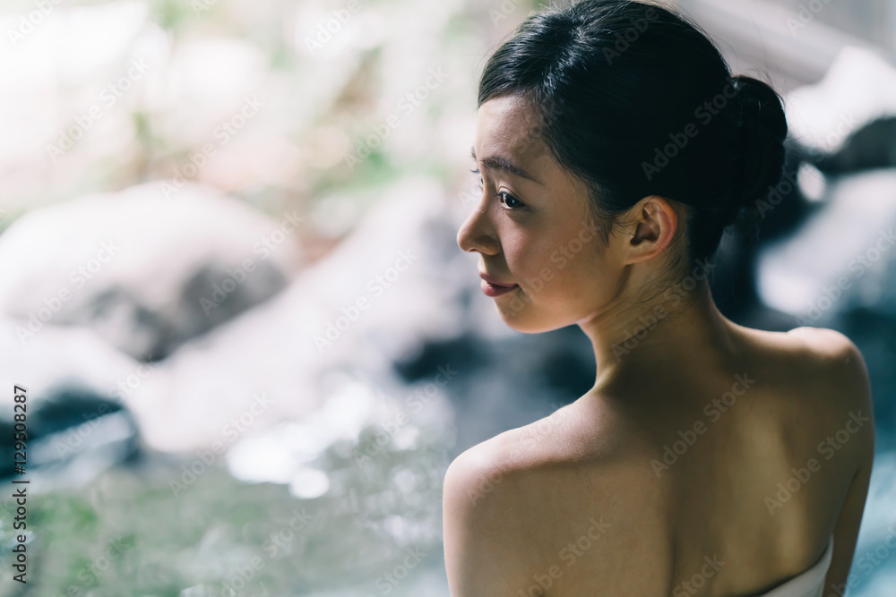 露天風呂・若い女性 Stock Photo | Adobe Stock