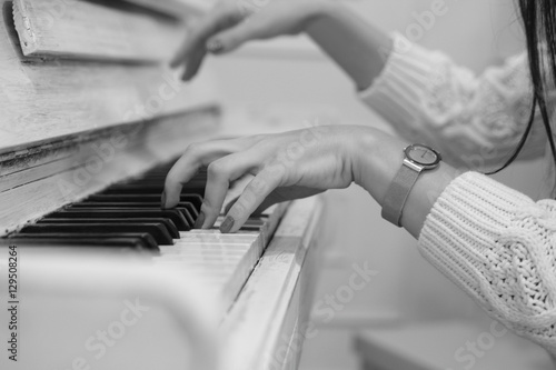 женские руки на клавишах рояля