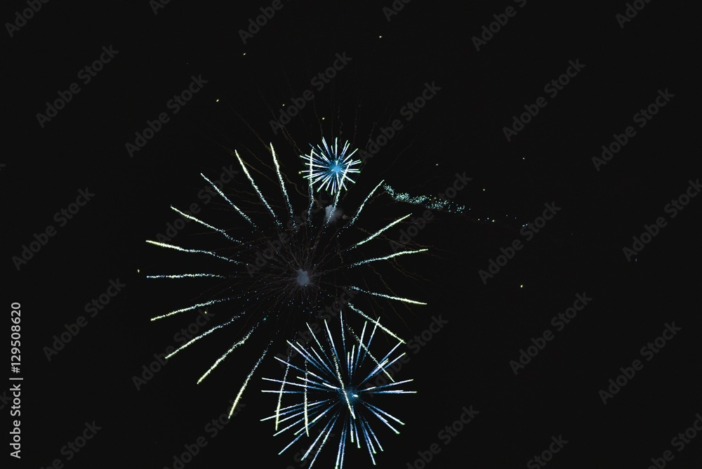 Obraz premium Shiny natural fireworks on dark sky like bike wheel