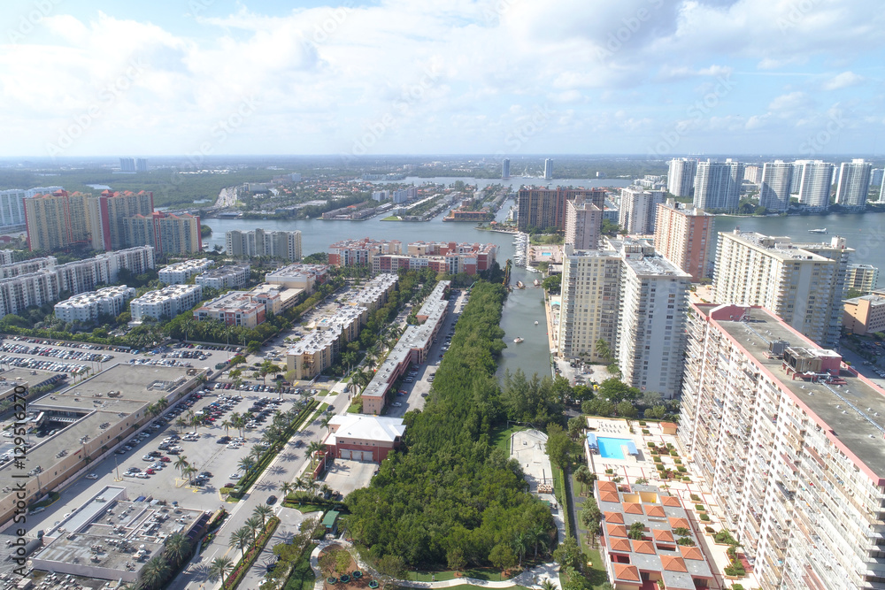 Obraz premium Aerial image sunny Isles Beach and Intracoastal waterway