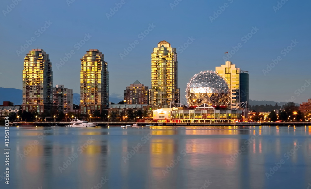 Naklejka premium Vancouver City, Downtown, Science World museum, Vancouver Harbor