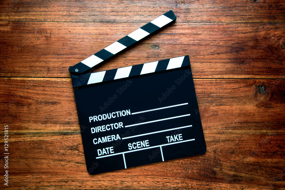 Obraz premium Grzechotka filmu na tle drewna