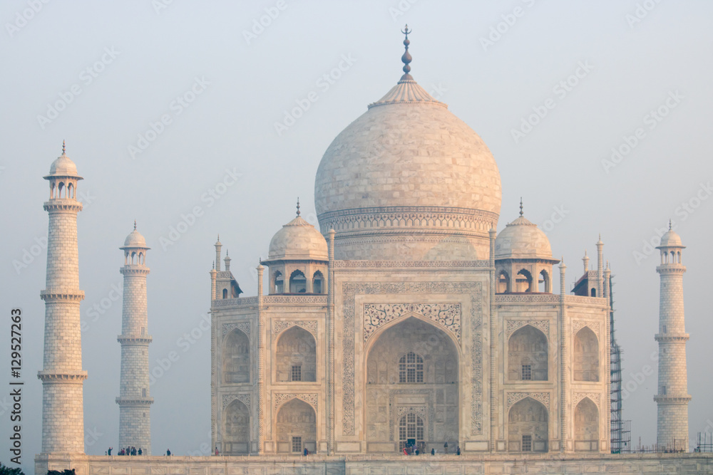 Obraz premium SMOG UNESCO heritage india taj mahal mausoleum made of white marble india Agra 