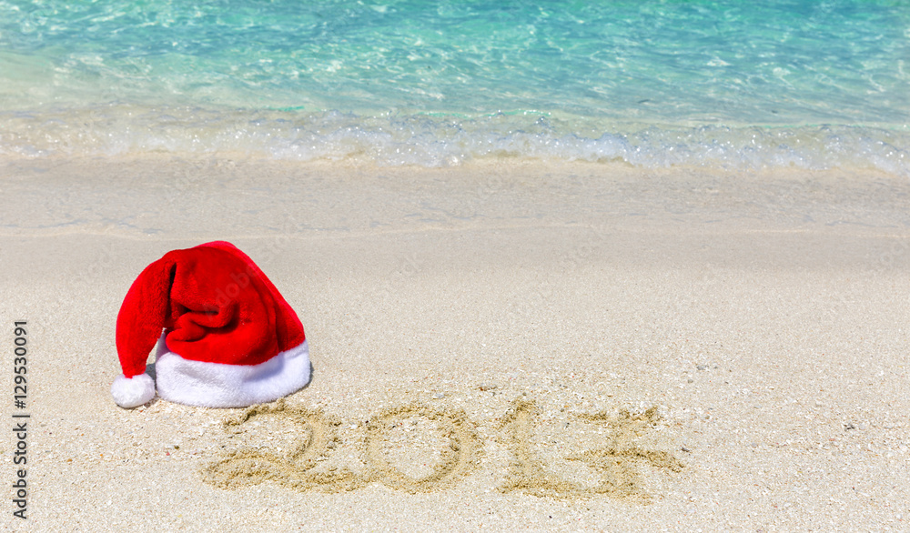 2017 Schriftzug am Strand mit Weihnachtsmütze 2017 Schriftzug am Strand mit Weihnachtsmütze