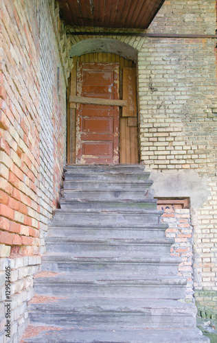 Old wooden house door with cracked stairs © eillen1981