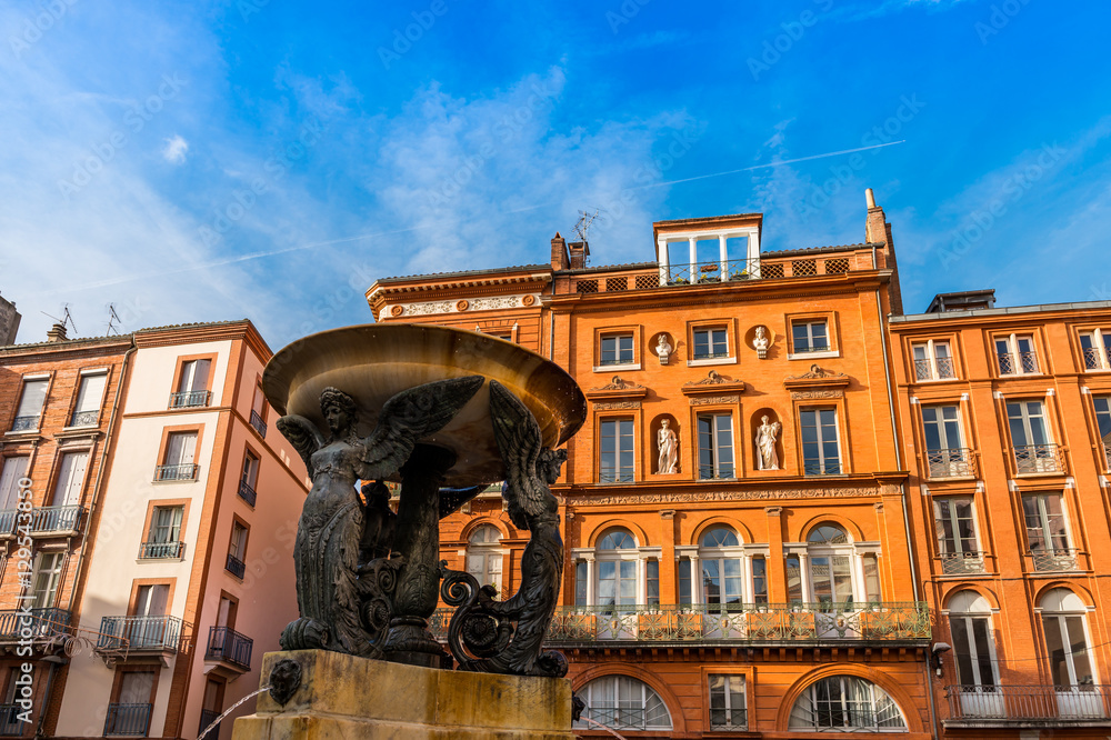 Immeubles et fontaine place de la Trinité à Toulouse, HauteGaronne, Occitanie, France Stock Immeubles et fontaine place de la Trinité à Toulouse, HauteGaronne, Occitanie, France Stock