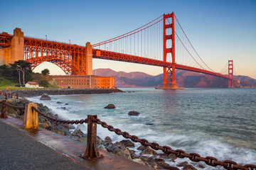 Fototapete San Francisco San Francisco. Bild der Golden Gate Bridge in San Francisco, Kalifornien bei Sonnenaufgang.  © rudi1976