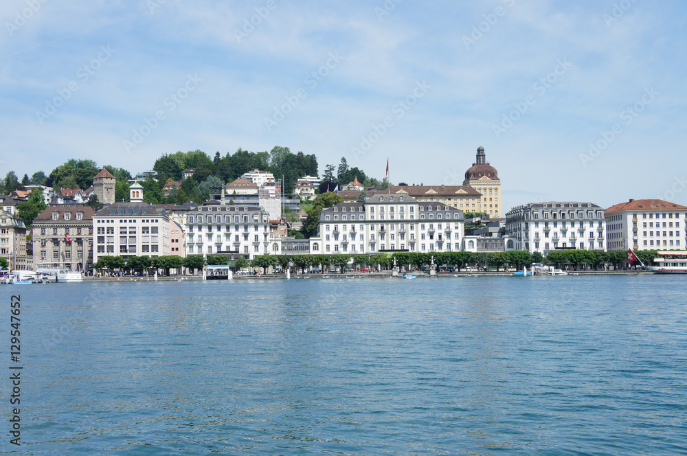 Luzern in der Schweiz/Blick vom Vierwaldstätter See in Luzern, Schweiz, Promenade mit Häusern und Hotels, Foto vom See aus