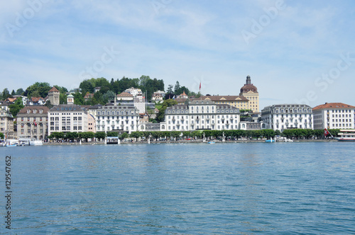 Luzern in der Schweiz/Blick vom Vierwaldstätter See in Luzern, Schweiz, Promenade mit Häusern und Hotels, Foto vom See aus © Edith Czech