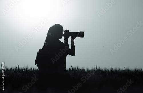 Εκτύπωση καμβά Silhouette of girl shooting in nature