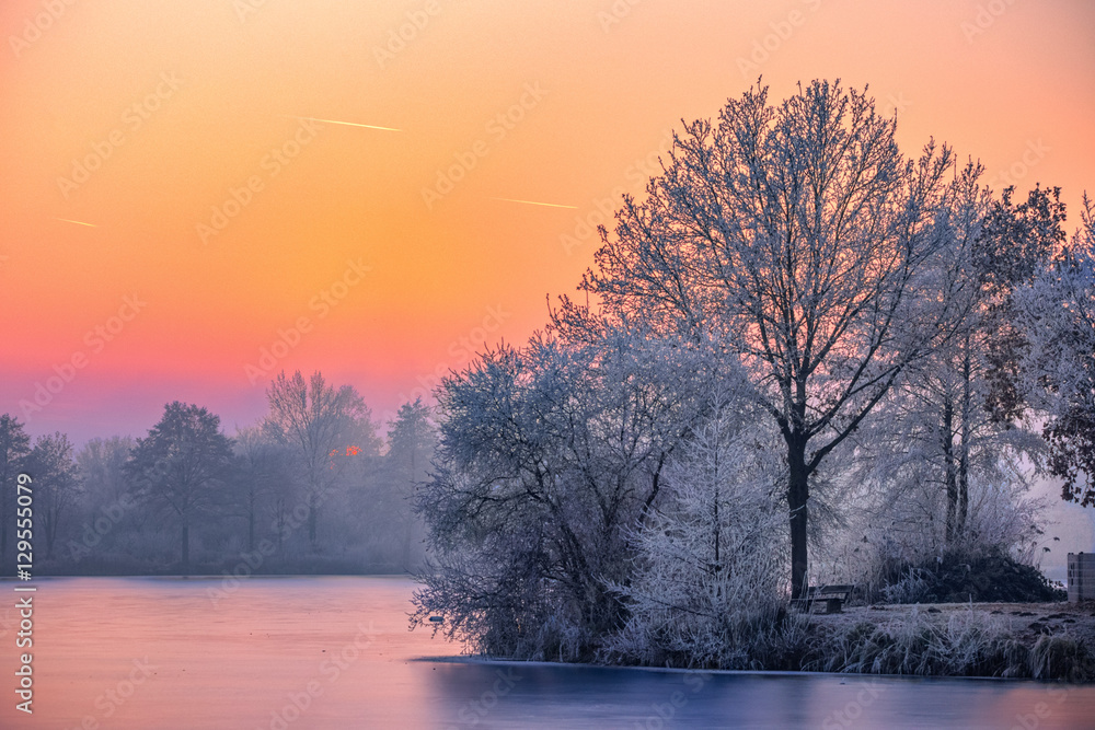 Fototapeta premium Winterzauber 3 / Der Thielenburger See in Dannenberg (Wendland, Niedersachsen). Aufgenommen während der Sonnenuntergangszeit vom 5. Dezember 2016. 