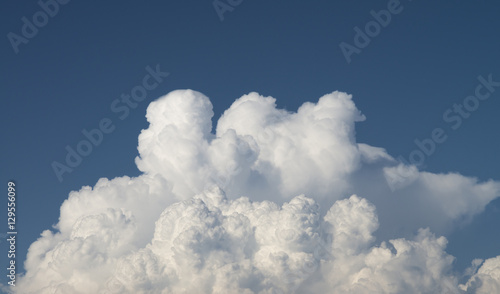 Blauer Himmel mit Wolken, für Hintergrund.