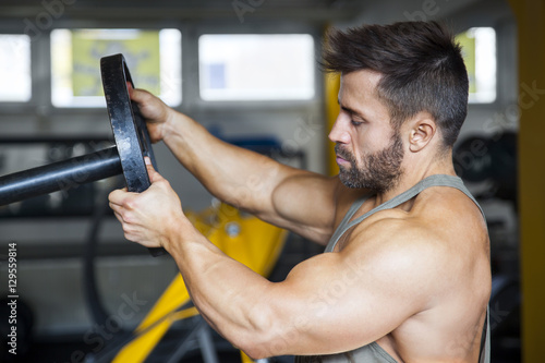 male bodybuilder preparing the weight
