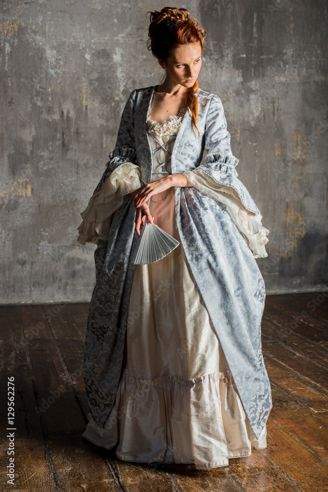 Donna di corte del novecento Donna di corte del novecento