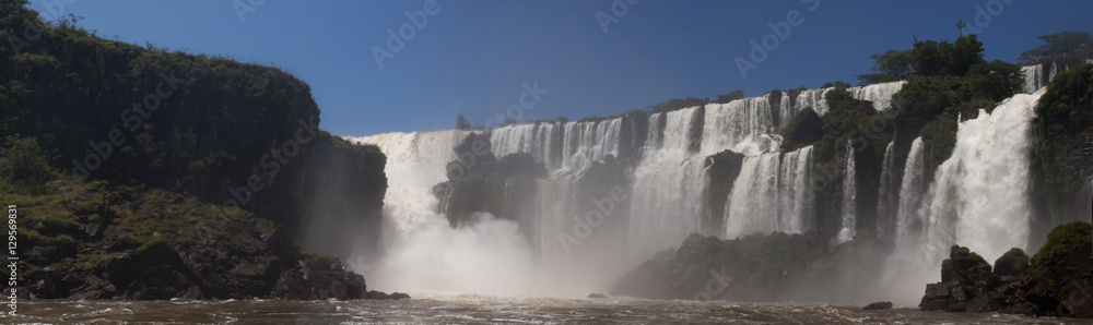 Iguazu, 13/11/2010: vista panoramica delle spettacolari Cascate di Iguazu, generate dal fiume Iguazu al confine tra la provincia argentina di Misiones e lo Stato brasiliano del Paraná