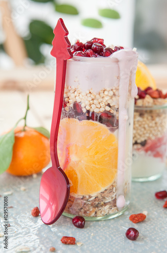 Muesli mit Joghurt und Fruechten