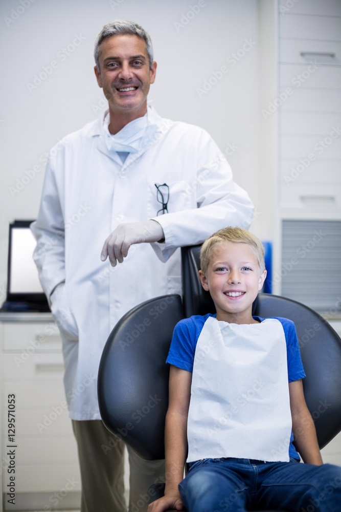 Obraz premium Portrait of smiling dentist and young patient