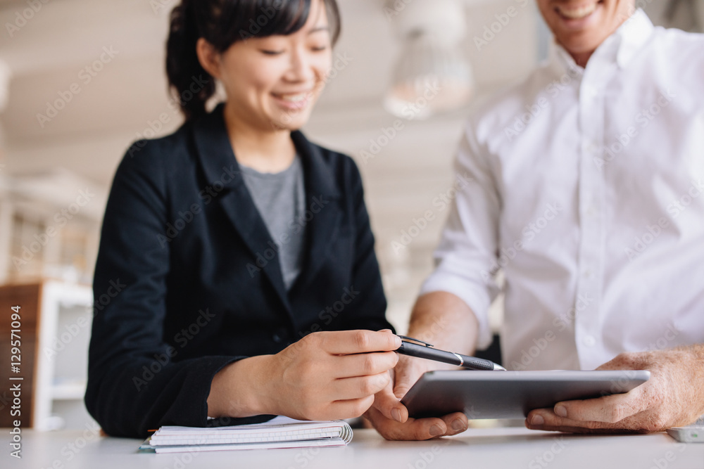 Obraz premium Businesspeople using touchscreen computer in office