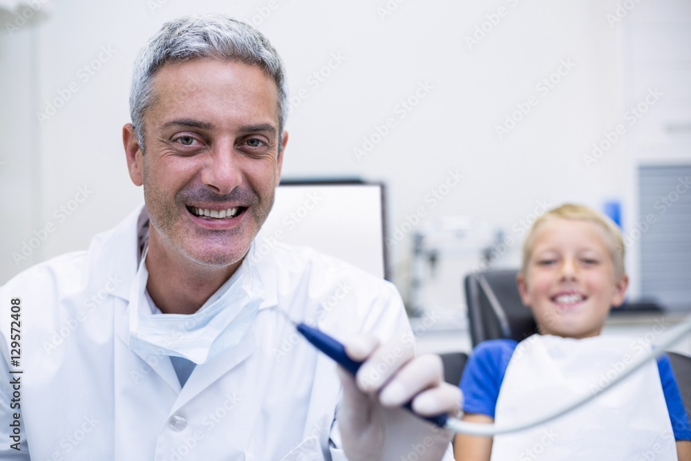 Obraz premium Dentist holding dental tool