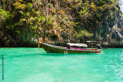 Traditional longtail boats in the famous Maya bay of Phi-phi Leh © arbalest